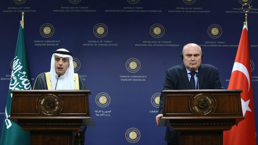 El canciller de Turquía, Feridun Sinirlioglu (dcha.), se reúne con su homólogo saudí, Adel al-Yubeir. 15 de octubre de 2015
