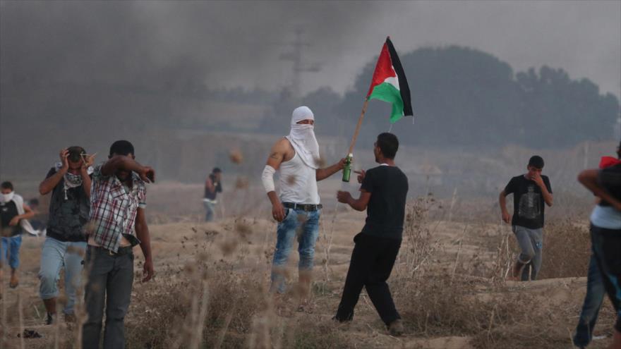 Jóvenes palestinos en una protesta cerca de la frontera de Gaza con los territorios ocupados palestinos, 15 de octubre de 2015.