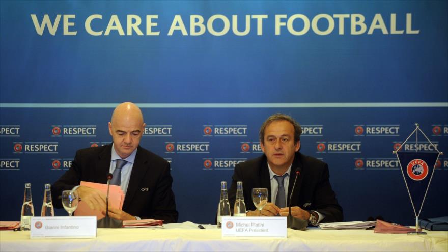 El secretario general de la Unión de Federaciones de Fútbol Europeas (UEFA), Gianni Infantino (izq) y el presidente de la organización, Michel Platini.