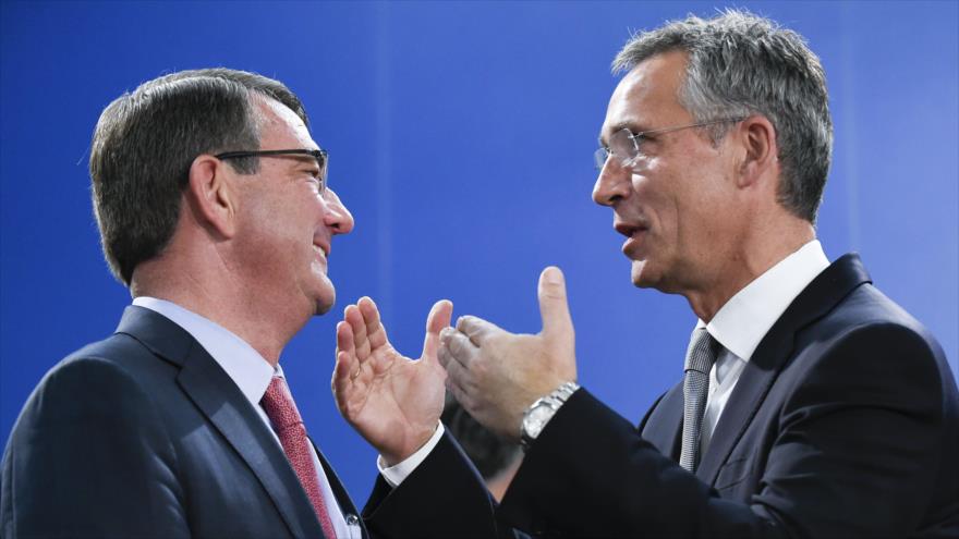 El secretario de Defensa de los Estados Unidos, Ashton Carter (izqda.) y el secretario general de la OTAN, Jens Stoltenberg, durante una reunión en la sede de la Alianza en Bruselas, 8 de octubre 2015.