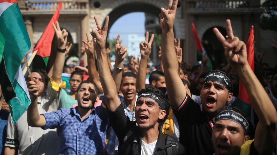 Estudiantes universitarios palestinos se manifiestan en Gaza en solidaridad con sus compatriotas reprimidos por las fuerzas de ocupación israelíes en Cisjordania y Al-Quds, 14 de octubre de 2015.