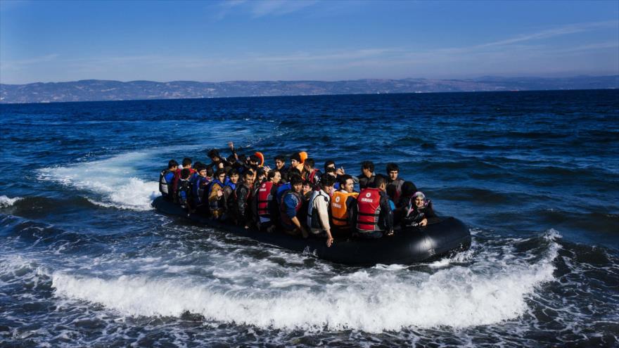Refugiados llegan a la isla de Lesbos, Grecia, tras cruzar el mar Egeo desde Turquía, el 15 de octubre de 2015. 