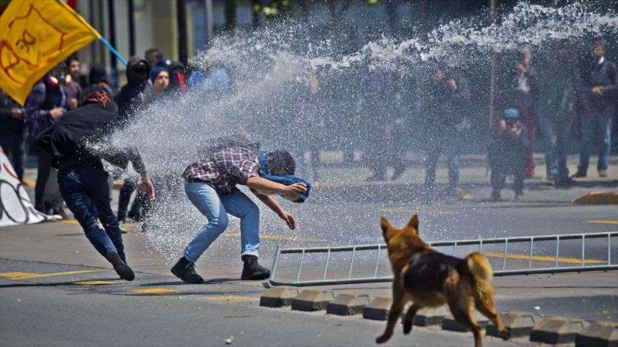 Estudiantes chilenos se enfrentan con la Policía en Santiago. 