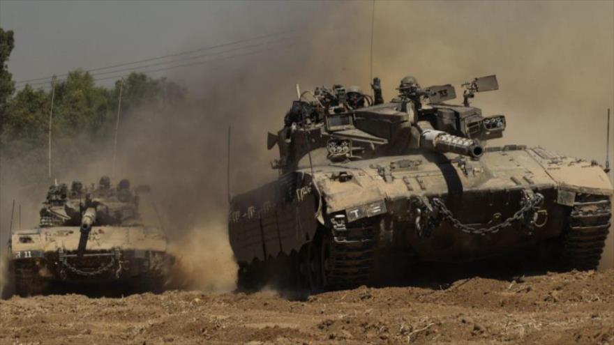 Tanques israelíes cerca de la frontera con la bloqueada Franja de Gaza