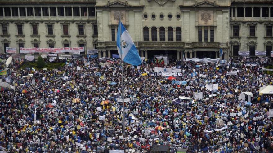 Guatemaltecos protestan contra la corrupción y exigen la renuncia del presidente, 16 de mayo de 2015.