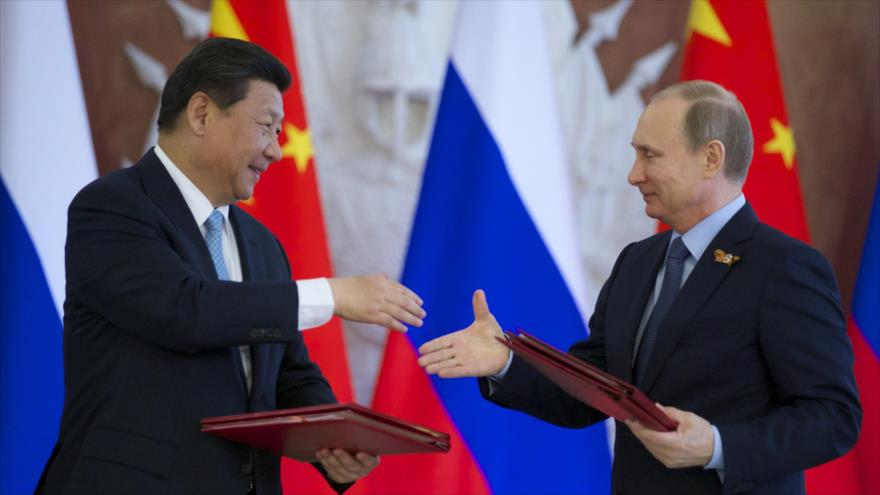 El presidente de China, Xi Jinping (izqda.) y el mandatario ruso, Vladimir Putin.
