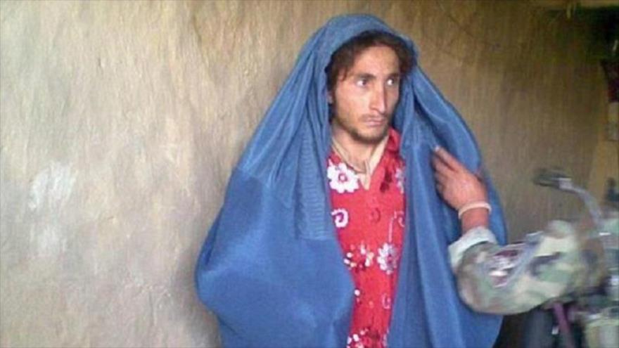 Un miembro de la banda terrorista EIIL (Daesh, en árabe), disfrazado de mujer.