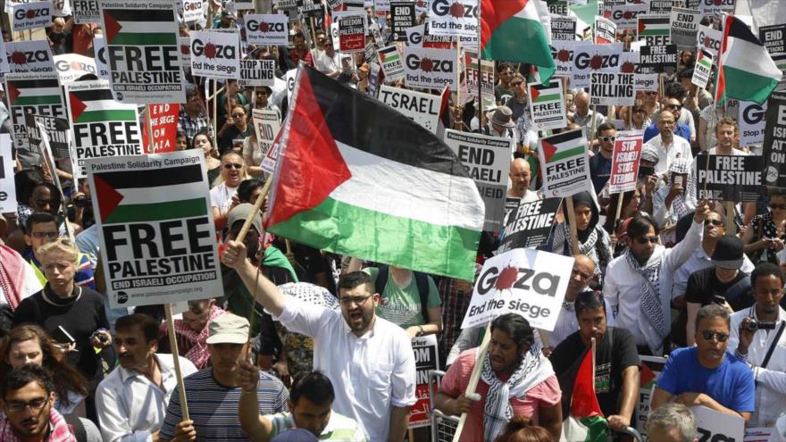 Multitudinaria protesta en Londres en solidaridad con la nación palestina en Gaza.