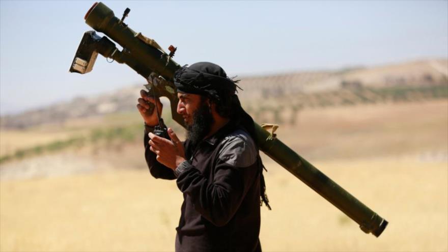 Un integrante del grupo terrorista Frente Al-Nustra, rama de Al-Qaeda en Siria, con un manpad.