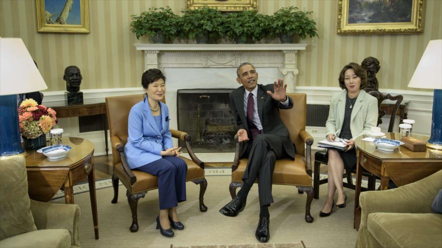 El presidente de EEUU, Barack Obama, durante una reunión con su homóloga surcoreana, Park Geun-hye (izda), 16 de octubre de 2015, Casa Blanca (EEUU).