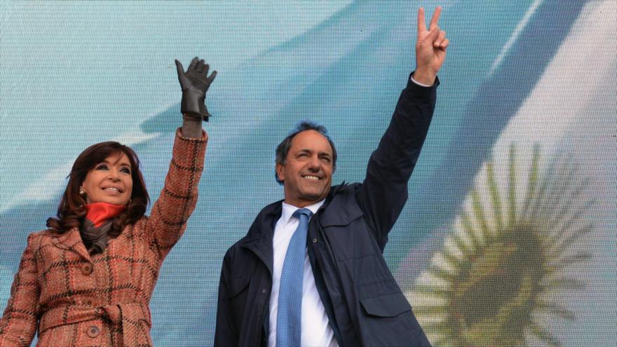 El candidato a la presidencia argentina, Daniel Scioli (dcha.), junto a la presidenta Cristina Fernández de Kirchner.