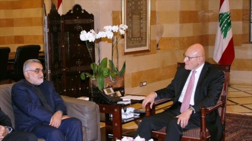 El presidente de la Comisión de Seguridad Nacional y Política Exterior del Parlamento iraní, Alaedin Boruyerdi, se reúne con el premier libanés, Tammam Salam, en Beirut. 16 de octubre de 2015.
