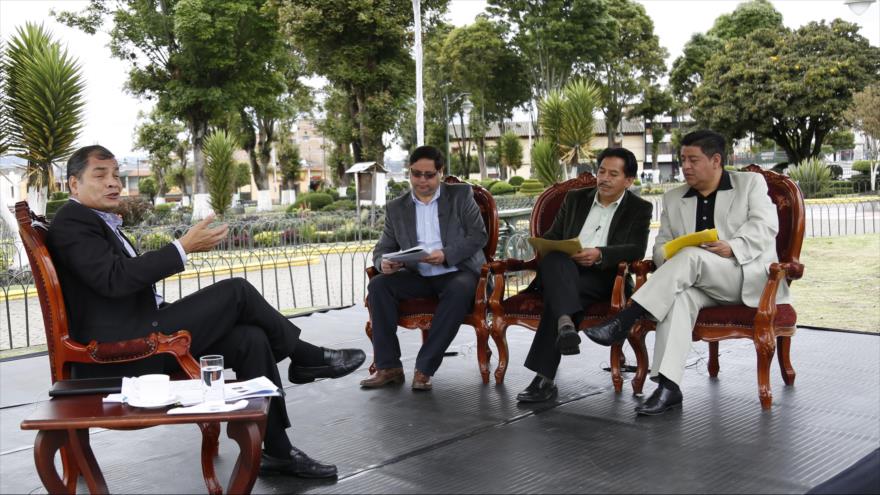 El Presidente de Ecuador, Rafael Correa, habla de reuniones entre la guerrilla ELN y el Ejecutivo colombiano en una entrevista con los periodistas locales de diferentes medios de comunicación. 16 de octubre de 2015