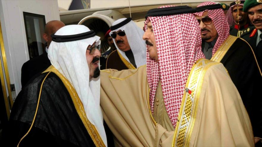 El rey bareiní, Hamad bin Isa Al Jalifa (dcha.), junto con el fallecido rey de Arabia Saudí Abdolá bin Abdulaziz Al Saud.