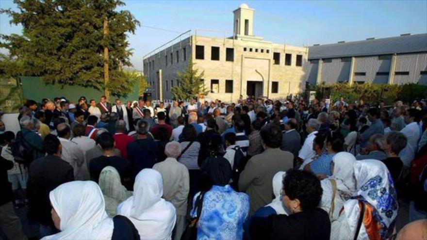 Musulmanes se concentran frente a la mezquita de Aubagne, sur de Francia, tras la profanación. 16 de octubre de 2015