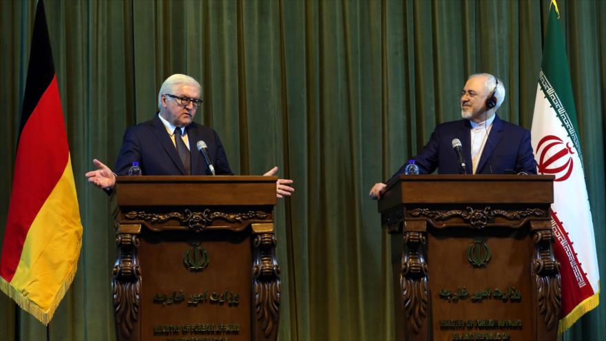El jefe de la Diplomacia alemana, Frank-Walter Steinmeier (izqda.), y su par iraní, Mohamad Yavad Zarif (dcha.), ofrecen una conferencia de prensa en Teherán. 17 de octubre de 2015