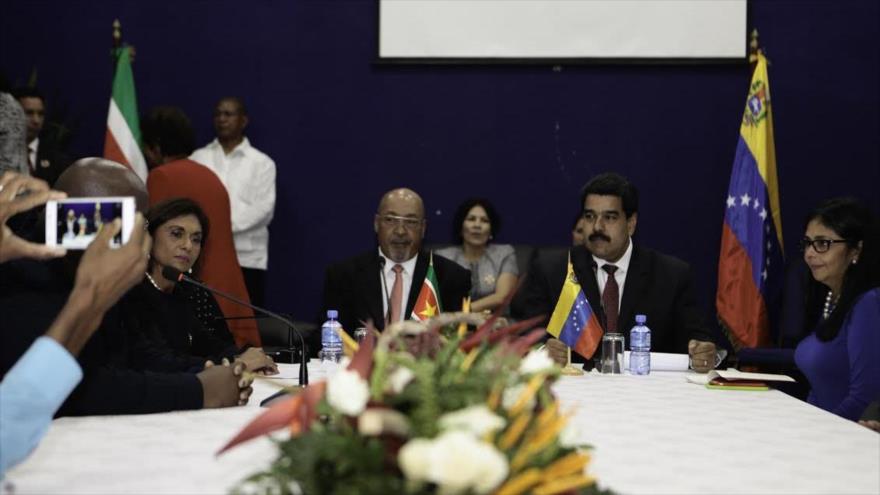 Presidente de Venezuela, Nicolás Maduro (segundo a la dcha.), y su homólogo de Surinam, Désire Bouterse. 16 de octubre de 2015