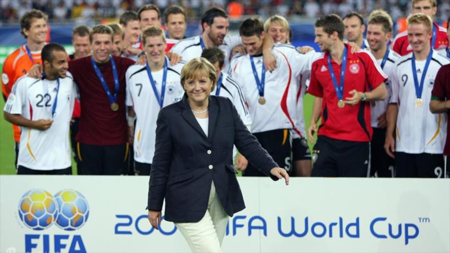 El semanario Der Spiegel acusa a Alemania de pagar sobornos para conseguir la sede de la Copa del Mundo de 2006.