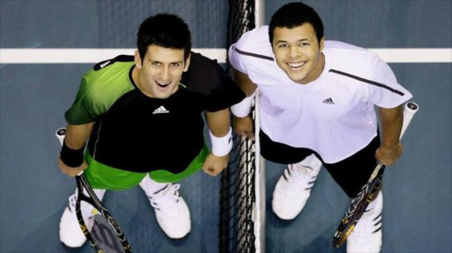 Novak Djokovic y Jo-Wilfried Tsonga (dcha) disputarán este domingo en la final de Masters 1000 de Shanghai, China.