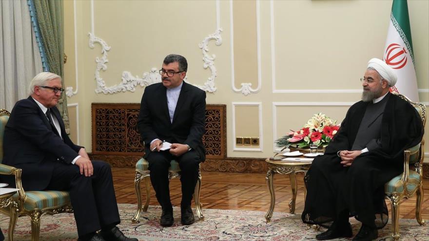 El presidente de Irán, Hasan Rohani (dcha.), reunido en Teherán, capital persa, con el ministro alemán de Asuntos Exteriores, Frank-Walter Steinmeier (izda.). 17 de octubre de 2015