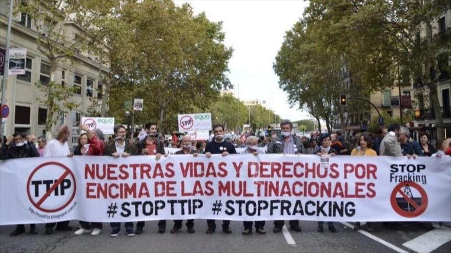 Activistas españoles contra el Acuerdo Transatlántico de Libre Comercio e Inversiones entre la Unión Europea (UE) y los Estados Unidos (TTIP), el pasado abril en Madrid (España).