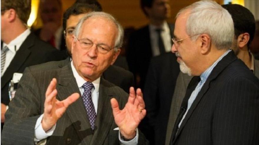 El presidente de la Conferencia de Seguridad de Múnich (MSC), Wolfgang Ischinger (izqda), y el canciller iraní, Mohamad Yavad Zarif.