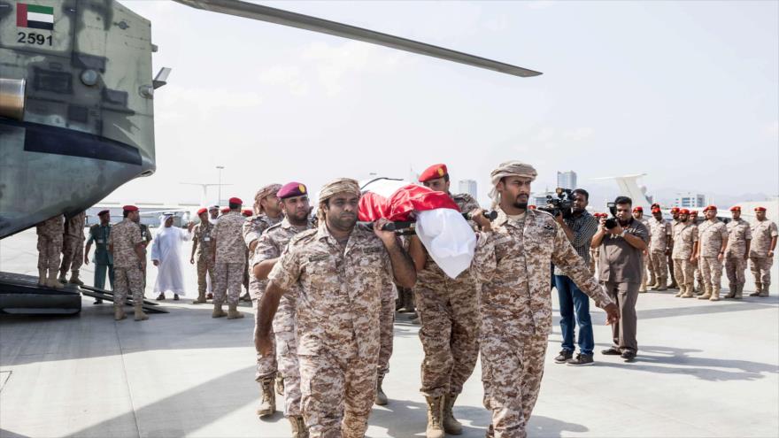 Soldados emiratíes llevan el cadáver de uno de sus colegas muerto en Yemen.