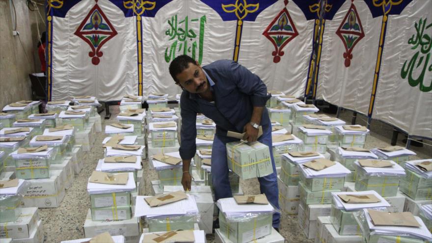 Un funcionario inspecciona las cajas de papeletas de votación para las elecciones parlamentarias egipcias en El Cairo, 17 de octubre de 2015.