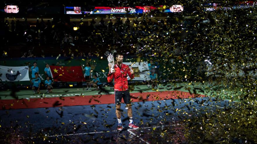 El tenista serbio Novak Djokovic celebra su triunfo en Masters 1000 de Shanghái tras derrotar a Jo-Wilfried Tsonga. 18 de octubre de 2015