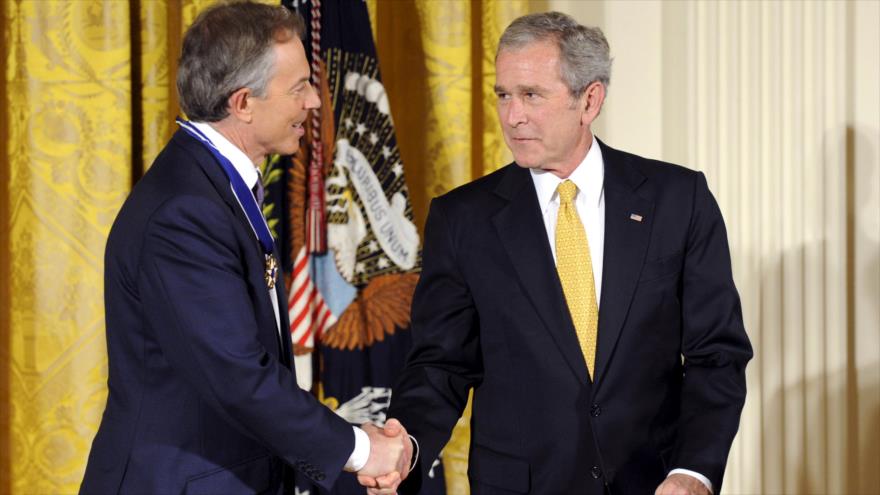El ex primer ministro británico, Tony Blair (izqda.), junto con el expresidente estadounidense George W. Bush.