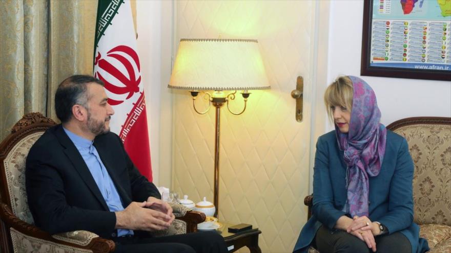 El vicecanciller iraní para Asuntos Árabes y Africanos, Hosein Amir Abdolahian (izqda.)
 y la subjefa de la Política Exterior de la Unión Europea (UE), Helga Schmid, durante una reunión en Teherán, capital iraní, 18 de octubre de 2015.