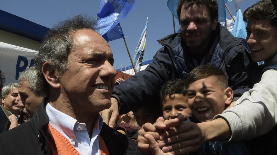 Candidato del Frente para la Victoria (FPV) de Argentina, Daniel Scioli, entre sus partidarios. 17 de octubre de 2015