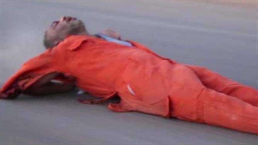 El grupo terrorista EIIL (Daesh, en árabe) ejecuta a un hombre arrastrándole por la carretera.