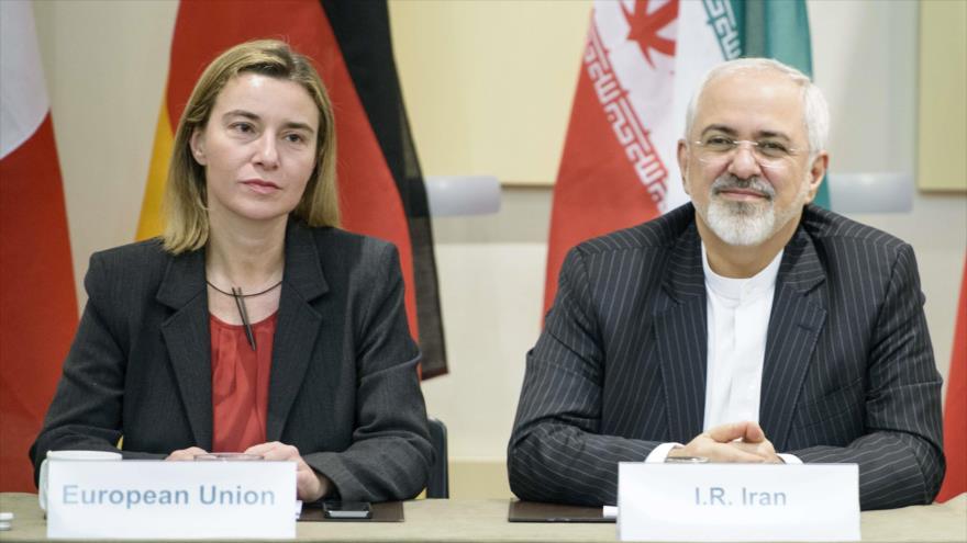 El canciller iraní, Mohamad Yavad Zarif (drcha.) y la jefa de la Diplomacia de la Unión Europea (UE), Federica Mogherini.