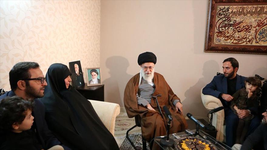 El Líder de la Revolución Islámica de Irán, el ayatolá Seyed Ali Jamenei, en casa del fallecido comandante del Cuerpo de Guardianes de la Revolución Islámica de Irán (CGRI), Husein Hamedani. 18 de octubre de 2015.