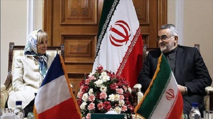 El presidente de la Comisión de Seguridad Nacional y Política Exterior del Parlamento iraní, Alaeddin Boruyerdi, durante un encuentro mantenido en Teherán, capital persa, con la presidenta de la Comisión de Asuntos Exteriores de la Asamblea Nacional Francesa, Elisabeth Guigou. 18 de octubre de 2015.