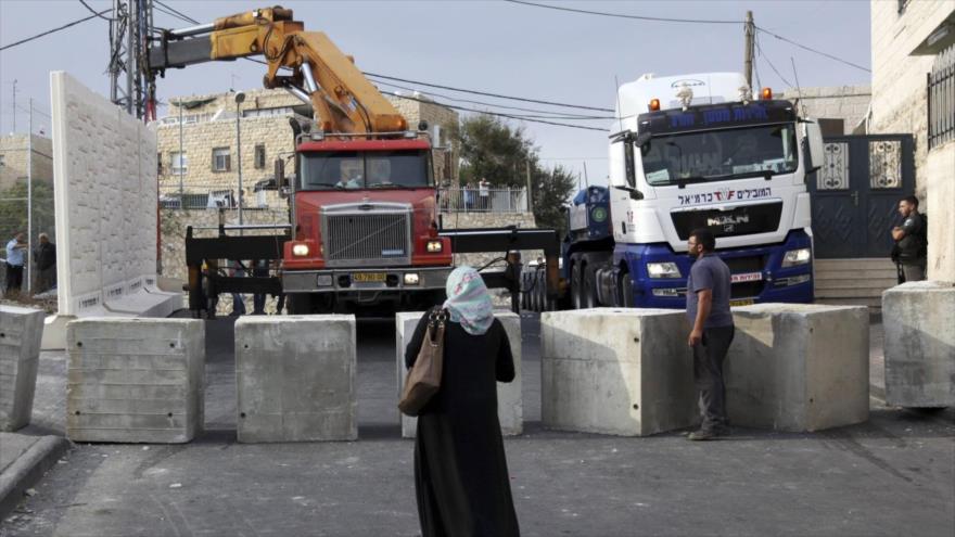 Policía israelí construye muros de cemento para separar a los palestinos de los israelíes en Al-Quds.