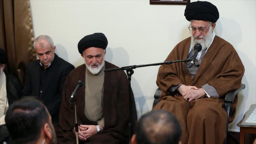 Líder de la Revolución Islámica, el ayatolá Seyed Ali Jamenei, se reúne con los responsables de la Organización de Hach y Peregrinación de Irán, en Teherán. 19 de octubre de 2015