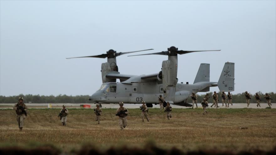 Una aeronave militar V-22 Osprey del Ejército de EE.UU. y varios marines estadounidenses en la base aérea de Morón de la Frontera (Sevilla). 6 de octubre de 2015