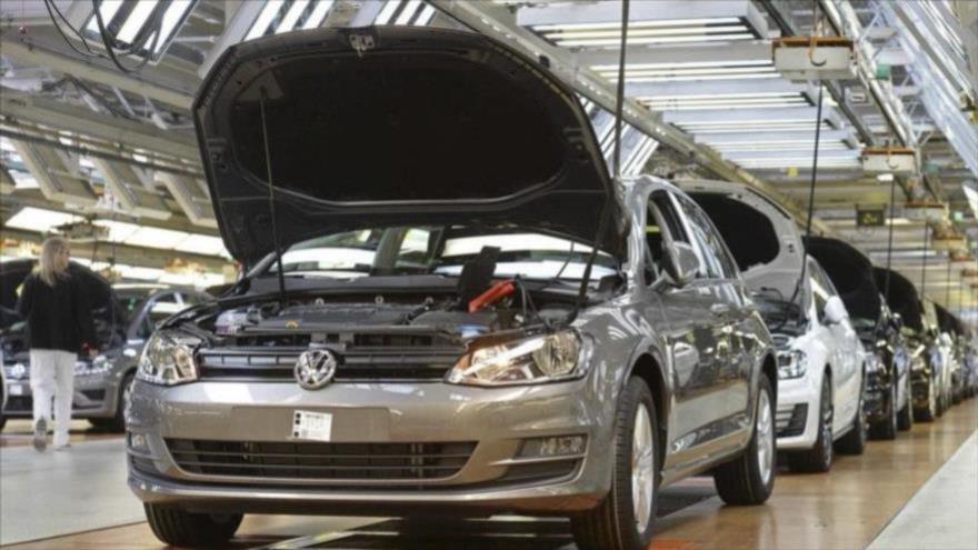 Coches Volkswagen en la línea de producción de la planta de Wolfsburg (Alemania).