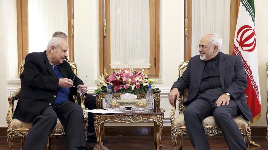 El ministro iraní de Asuntos Exteriores, Mohamad Yavad Zarif, se reúne con el embajador palestino en Teherán, Salah al-Zawawi. 19 de octubre de 2015