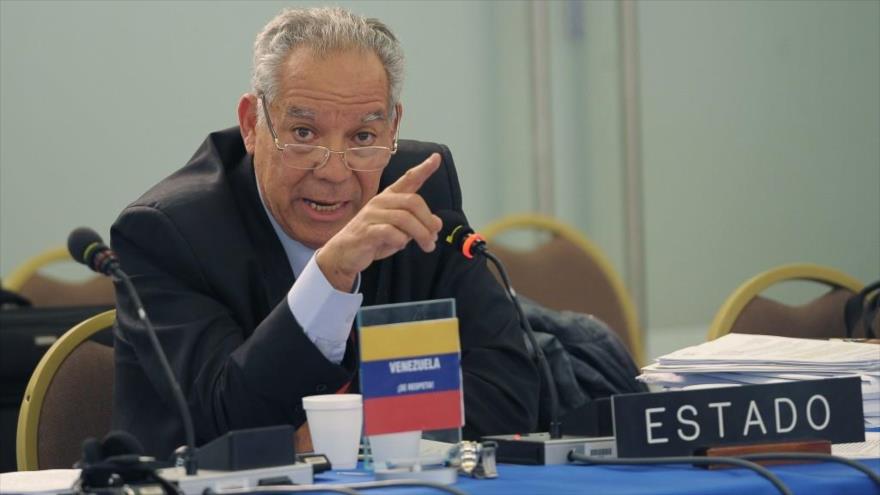 Germán Saltrón, representante de Venezuela para los Derechos Humanos ofrece su discurso en la Comisión Interamericana de Derechos Humanos (CIDH). 19 de octubre de 2015.