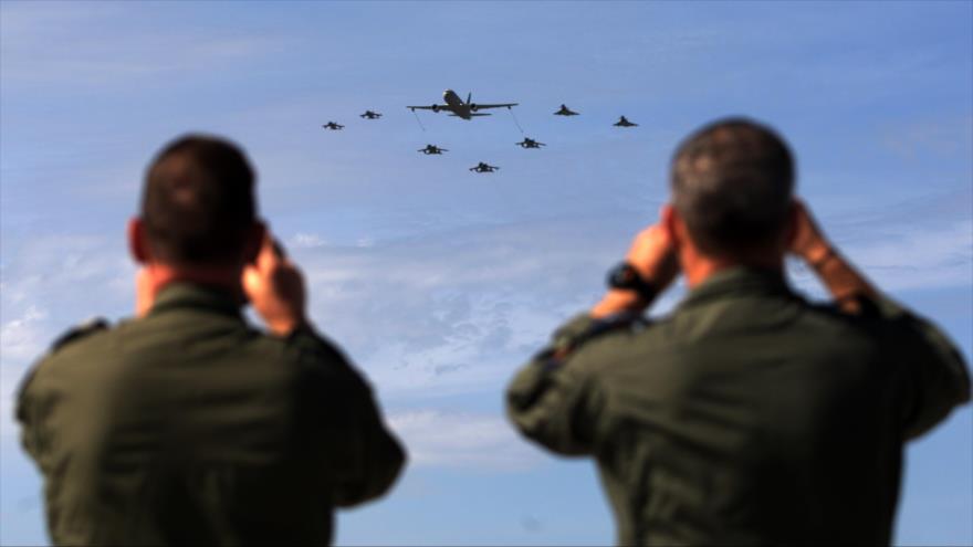 Dos altos mandos militares supervisan el desfile aéreo de la ceremonia de apertura de las maniobras Trident Juncture, 19 de octubre de 2015.