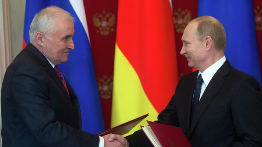 El presidente de Osetia del Sur, Leonid Tibílov (iza.), junto con el presidente ruso, Vladimir Putin.