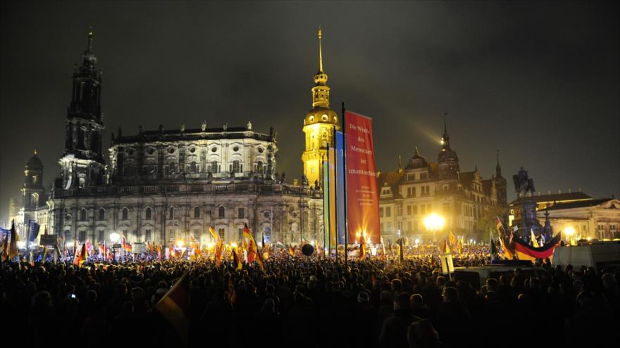 Seguidores de PEGIDA celebran una manifestación en la ciudad oriental de Dresde. 19 de octubre de 2015