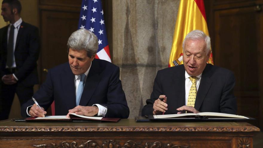 El secretario de Estado de EE.UU., John Kerry, y su homólogo español, José Manuel García-Margallo, firman un acuerdo en el Palacio de Santa Cruz en Madrid. 19 de octubre de 2015