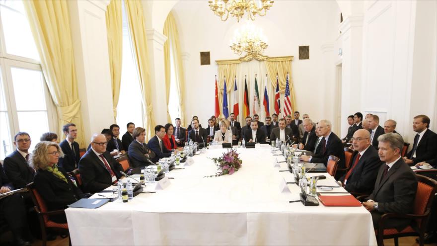 Primera reunión de la Comisión Conjunta compuesta por representantes de Irán y del Grupo 5+1 en Viena, capital austríaca, para estudiar la aplicación del JCPOA, 19 de octubre de 2015.