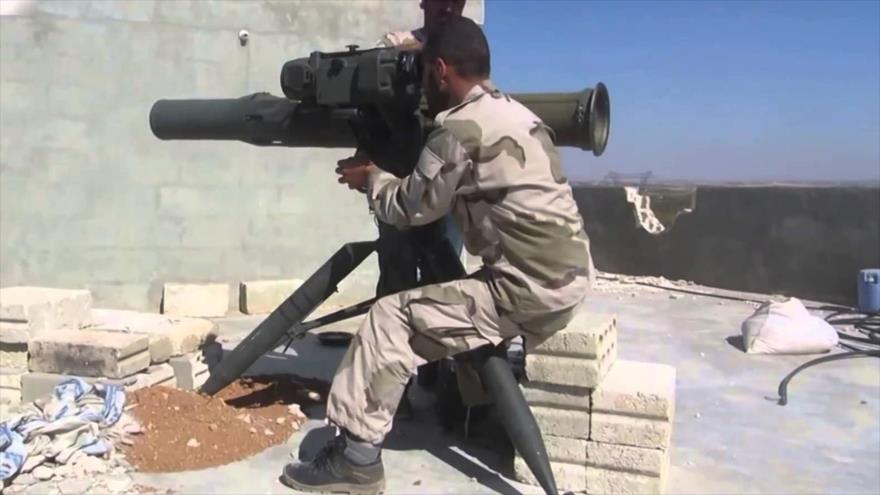Un terrorista está preparado para disparar un misil antitanque Tow en Siria.