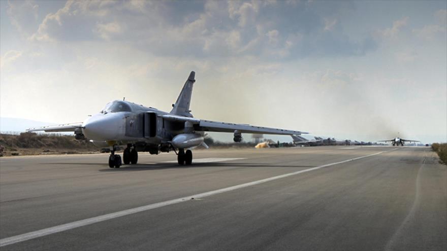 Un caza Su-25 ruso se prepara para despegar del aeropuerto de la base aérea de Hmeimim en Siria, 6 de octubre de 2015.