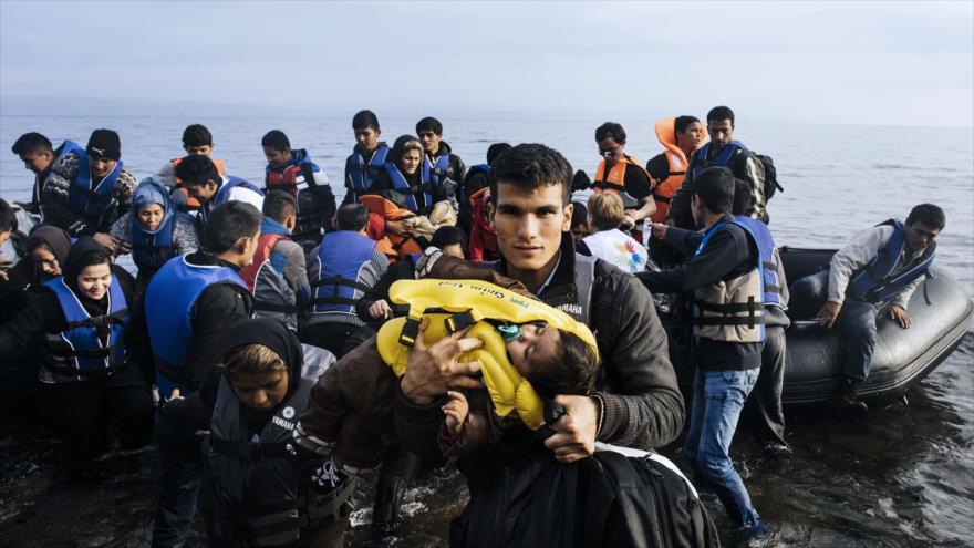 Un grupo de refugiados llega a la isla griega de Lesbos después de cruzar el mar Egeo. 19 de octubre de 2015
